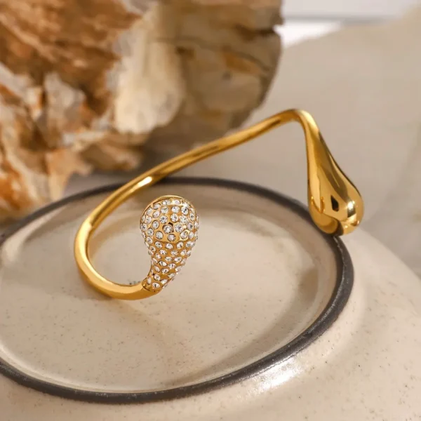Crystal dew cuff