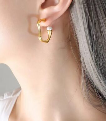 women wear nysa pearl hoob in her ear