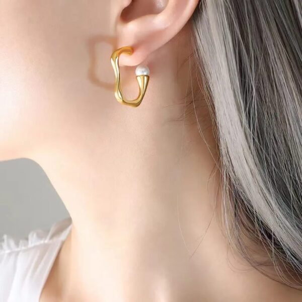 women wear nysa pearl hoob in her ear