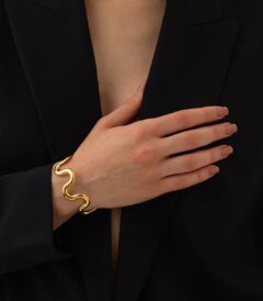 golden current cuff wear by an woman