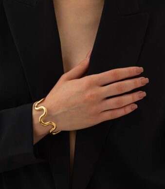 golden current cuff wear by an woman