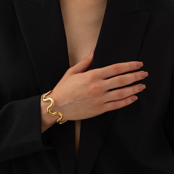 golden current cuff wear by an woman