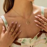 pendant necklace wear by an woman
