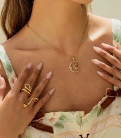 pendant necklace wear by an woman