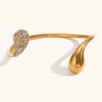 Crystal dew cuff showing crystals